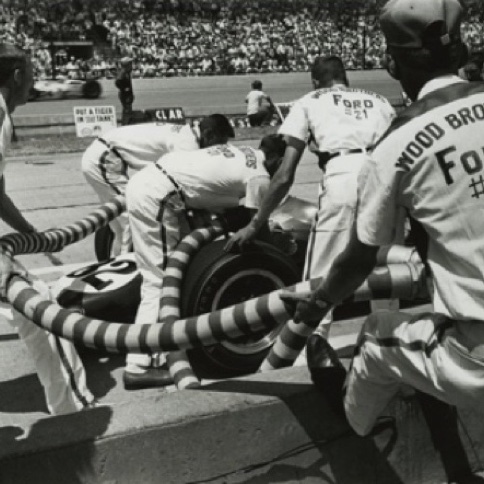 La queue du tigre Emco (Esso aux USA) domptée par les Woods Brothers...
© The Benson Ford Research          Dave Friedman