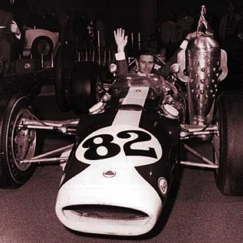 JIm pose aux côtés du Borg-Warner Trophy après la victoire à Indy