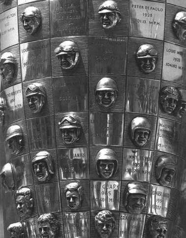 Le Borg - Warner Trophy avec l'effigie de chaque vainqueur.