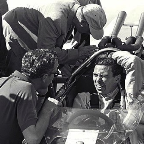 Colin Chapman échange avec son pilote fétiche
