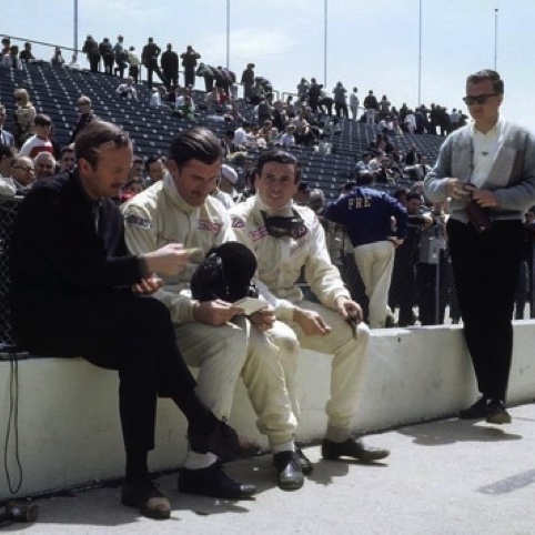 Colin et Jimmy avec leur ami et concurrent Graham Hill, futur vainqueur Colin et Jimmy avec leur ami et concurrent Graham Hill, futur vainqueur
