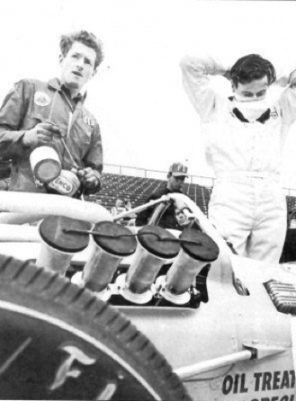 JIm se prépare à prendre le départ, à ses côté, Bob Dance JIm se prépare à prendre le départ, à ses côté, Bob Dance