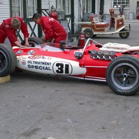 Elle est jolie dans sa livrée rouge cette Lotus ! Elle est jolie dans sa livrée rouge cette Lotus !