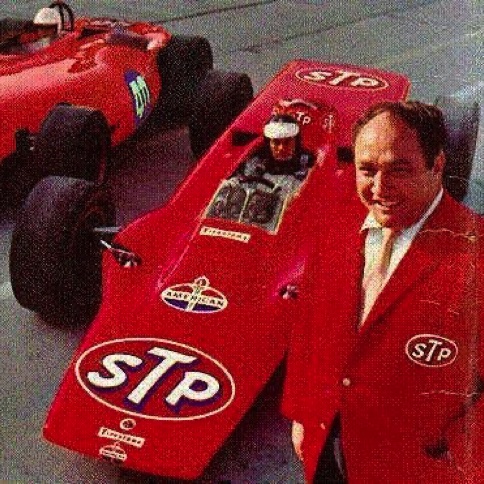 Jim dans la Lotus 56 avec au premier plan, Andy Granatelli  "Monsieur STPl", le sponsor de Lotus aux USA