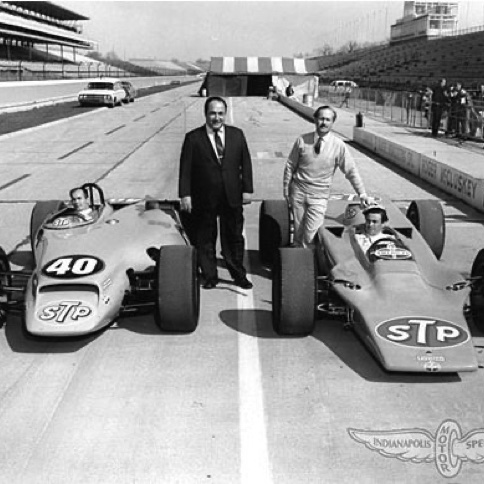 La Lotus 56 de Jim Clark et Colin Chapman à droite,  la Paxton Turbocar de Parnelli Jones et Andy Granatelli