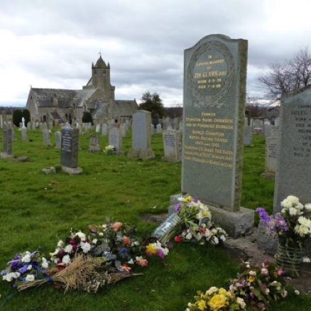 Toujours fleurie par des admirateurs...