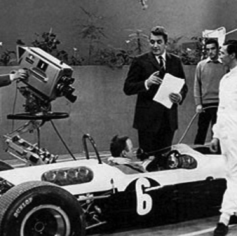 La veille de la course maudite, Jim participe à une émission de télévision de la ZDF dédiée à son ami Kurt Ahrens