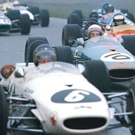 Kurt Ahrens N°6 ,Dereck Bell N°10 et derrière Jim et sa Lotus 48