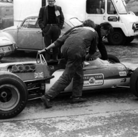 La Lotus 48 poussée par les mécaniciens