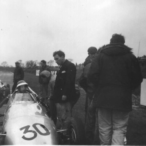 Jim et la  Gemini sur la grille de départ
© Graham Gault Jim et la  Gemini sur la grille de départ
© Graham Gault