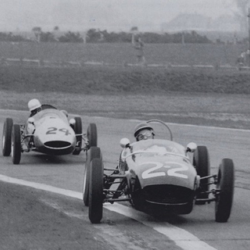 JIm et sa Lotus devant John Surtees sur la Cooper de l'écurie Tyrrell