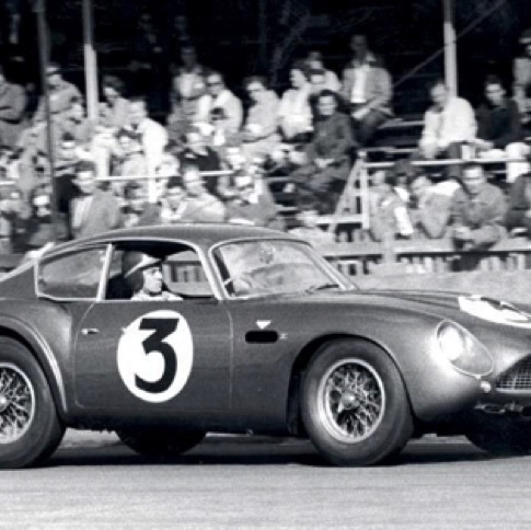 JIm au volant de l'Aston Martin DB4 Zagato
au T.T à Goodwood