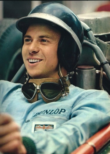 Un jeune ferlier heureux de piloter