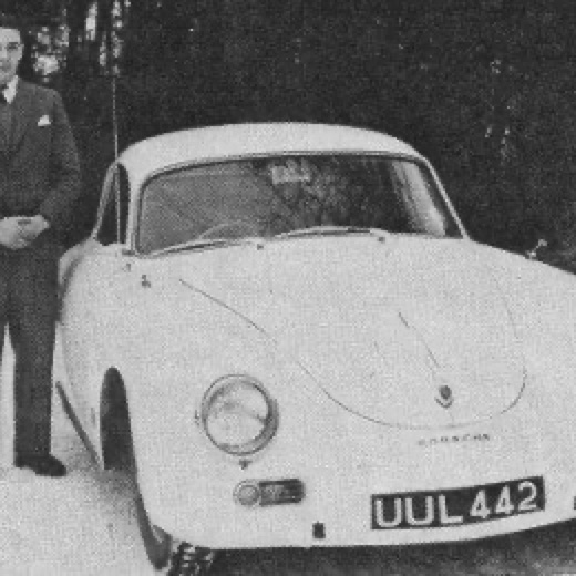 JIm pose à côté de la Porsche 1600 S