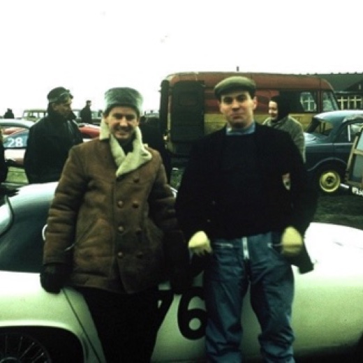 Brands Hatch 1959 au côté de Graham Warner (patron de l'écurie Chequereg Flag)
© Graham Gauld