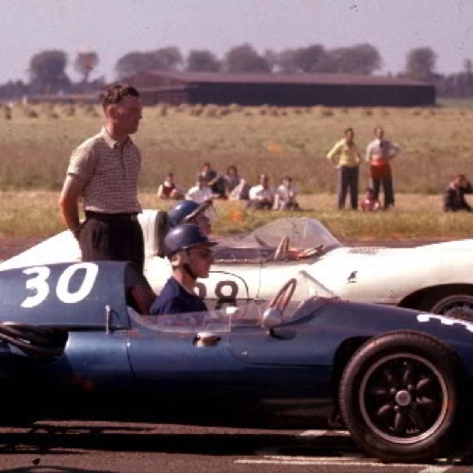 Jim sur la grille de départ avec la Jaguard type D des Borders Reivers