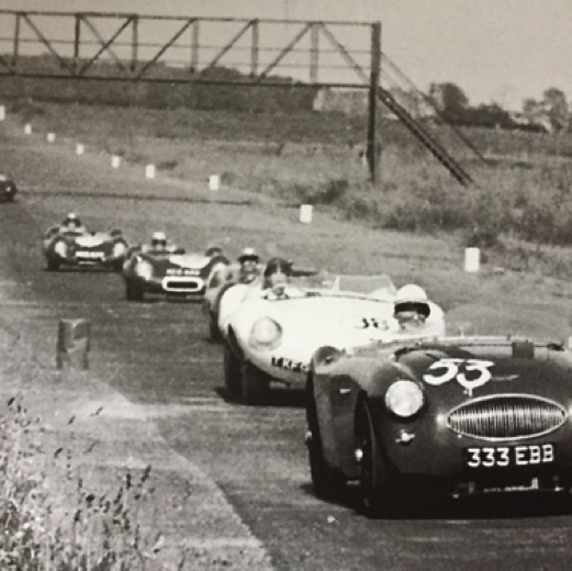 Jim derrière une Austin Healey 100 à Chaterhall  en 1959