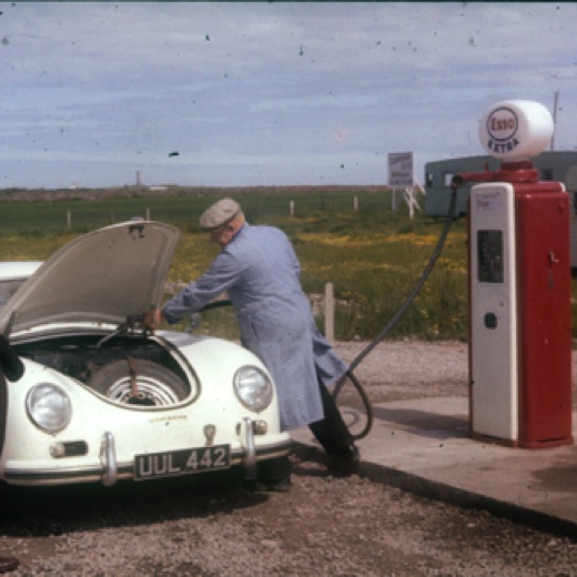 Ian Scott Watson et sa Porsche entrain de faire le plein de carburant- 
© Graham Gault