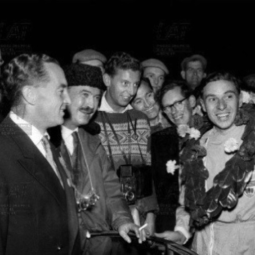 La victoire en compagnie de son pygmalion Ian Scott Watson (avec les lunettes)