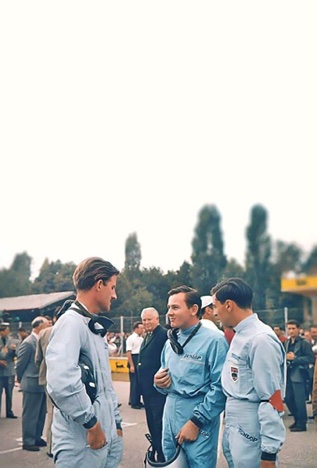 En grande discusion : Graham Hill, Bruce McLaren et Jim Clark En grande discusion : Graham Hill, Bruce McLaren et Jim Clark
