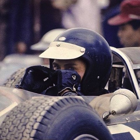 Jimmy, en pleione concentration dans le cockpit de la Lotus 33