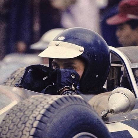 Jimmy, en pleione concentration dans le cockpit de la Lotus 33 Jimmy, en pleione concentration dans le cockpit de la Lotus 33