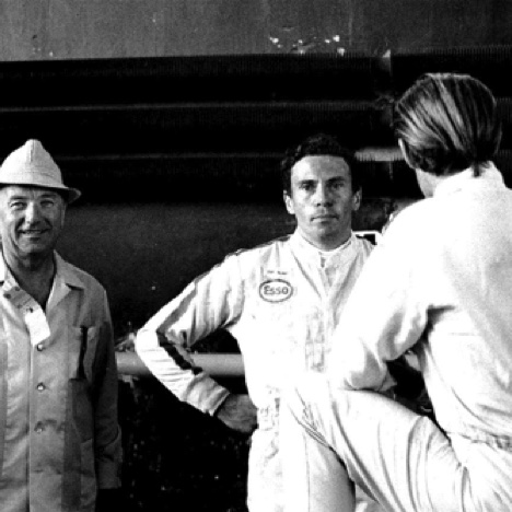 Discussion avec Graham Hill pendant les essais Discussion avec Graham Hill pendant les essais