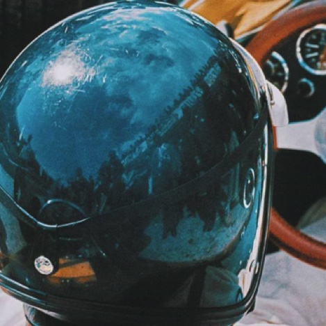 Un casque tout simple mais une couleur célèbre sur tous les circuits et ailleurs ! Un casque tout simple mais une couleur célèbre sur tous les circuits et ailleurs !