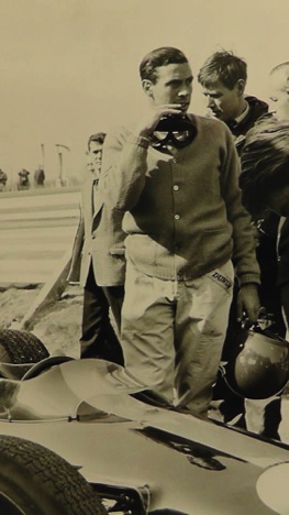 Jim anxieux se rongeait les ongles... Jim anxieux se rongeait les ongles...