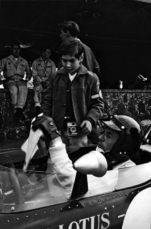 Jim ne refuse jamais un autographe à un jeune fan, même en pleine concentration ! Jim ne refuse jamais un autographe à un jeune fan, même en pleine concentration !