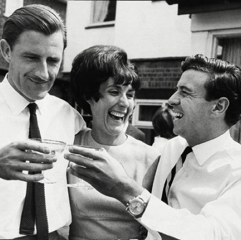 Graham Hill et Jim clark, ici en compagnie de Bette Hill, étaient très amis en dehors de la compétition tout en étant adversaire sur les courses ! Graham Hill et Jim clark, ici en compagnie de Bette Hill, étaient très amis en dehors de la compétition tout en étant adversaire sur les courses !