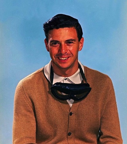 Pull Shetland et Lunettes autour du cou : le vrai gentleman pilote ! Pull Shetland et Lunettes autour du cou : le vrai gentleman pilote !