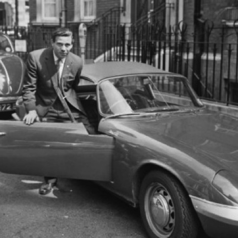 Jimmy à la ville en costume-cravate et sa Lotus Elan dans les rues de Londres Jimmy à la ville en costume-cravate et sa Lotus Elan dans les rues de Londres
