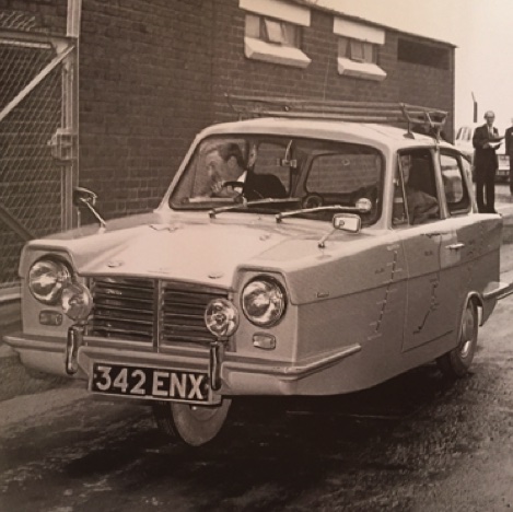 JIm au volant d'une voiture anglaise,  à 3 roues Reliant... JIm au volant d'une voiture anglaise,  à 3 roues Reliant...