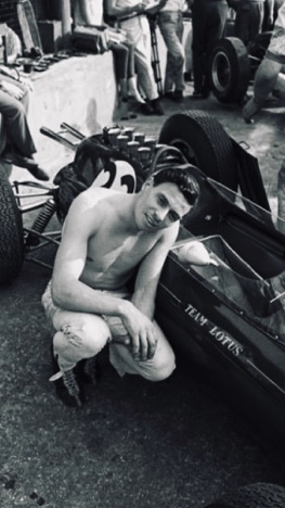 Jim pose devant la Lotus 25 Jim pose devant la Lotus 25