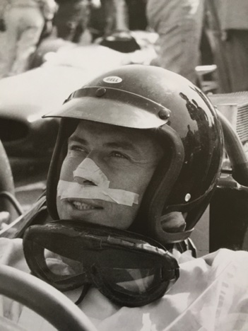 Jim et le sparadrap ! Il était spécialiste pour se protéger le visage avec du sparadrap.. Jim et le sparadrap ! Il était spécialiste pour se protéger le visage avec du sparadrap..