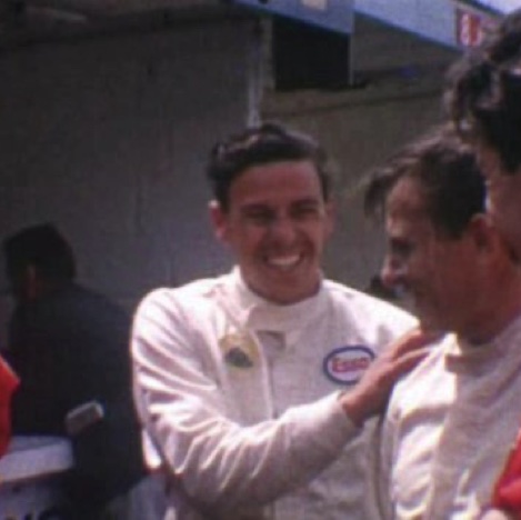 Jim clark plaisante avec Bruce McLaren Jim clark plaisante avec Bruce McLaren