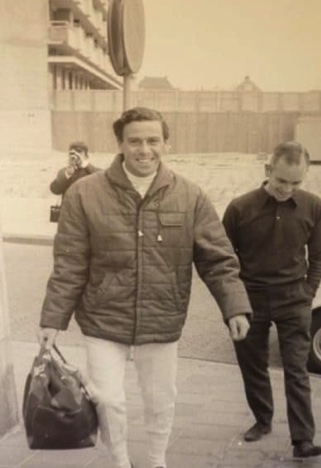 Jim arrive sur un circuit avec sa combinaison et son sec contenant ses gants ,ses chaussures et son casque Jim arrive sur un circuit avec sa combinaison et son sec contenant ses gants ,ses chaussures et son casque