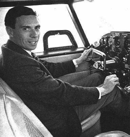 Au manche à balai de son avion Au manche à balai de son avion