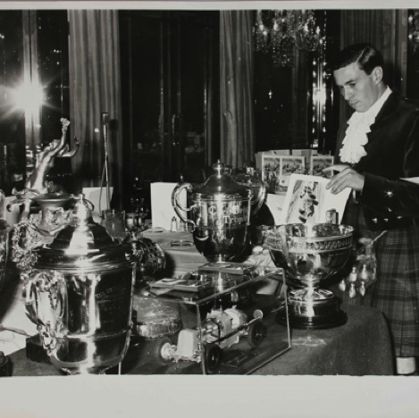 11 déc1965-Clark reçoit cinq prix au dîner ' s "Dîner Dance au Dorchester à Londres. Il porte un kilt de Cameron de Erracht Tartan pour l'occasion.
Contribution Paul Normand/Facebook