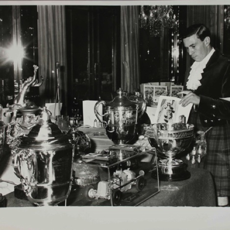 11 déc1965-Clark reçoit cinq prix au dîner ' s "Dîner Dance au Dorchester à Londres. Il porte un kilt de Cameron de Erracht Tartan pour l'occasion.
Contribution Paul Normand/Facebook 11 déc1965-Clark reçoit cinq prix au dîner ' s "Dîner Dance au Dorchester à Londres. Il porte un kilt de Cameron de Erracht Tartan pour l'occasion.
Contribution Paul Normand/Facebook