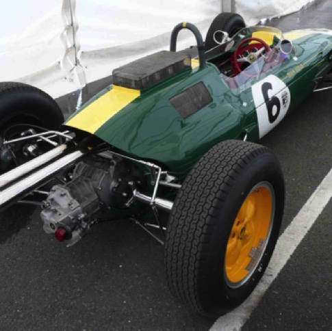 La belle avec sa jupette...