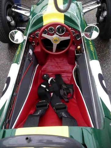 Cockpit avec intérieur en cuir rouge : de série ...