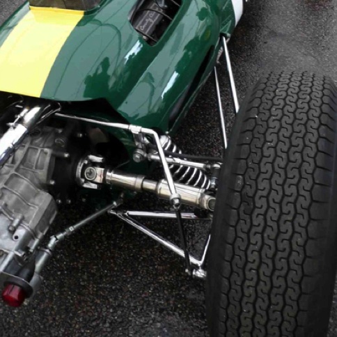 Arbre de roue parfois fragile sur les Lotus...