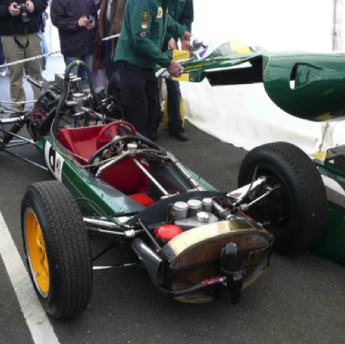 Sous la jupe de la demoiselle