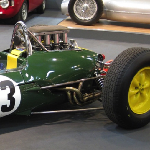 On la reconnait grâce à ses pneus plus larges mais surtout grâce à couvercle protecteur sur trompettes d'admission