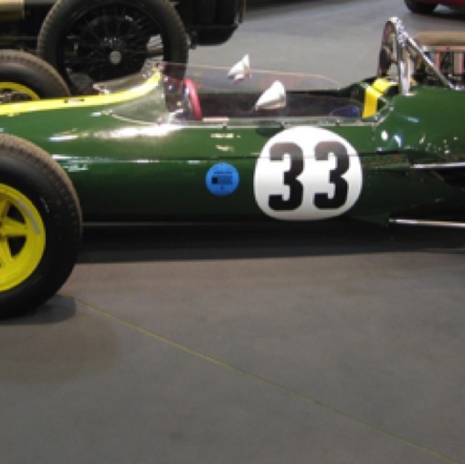 Le cockpit est sensiblement identique à celui de la 25