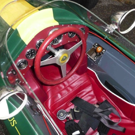 Volant et siège en cuir rouge, le luxe Lotus