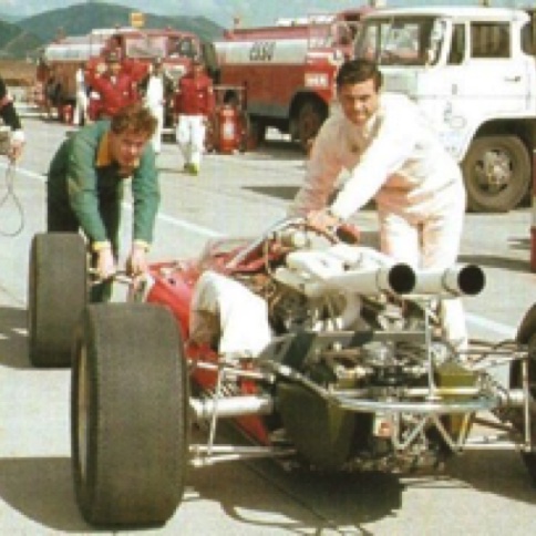 Equipe de mécaniciens minimum, budget oblige...