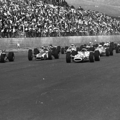 Départ de la course, Jimmy n'est pas là, son moteur a cassé pendant les essais...